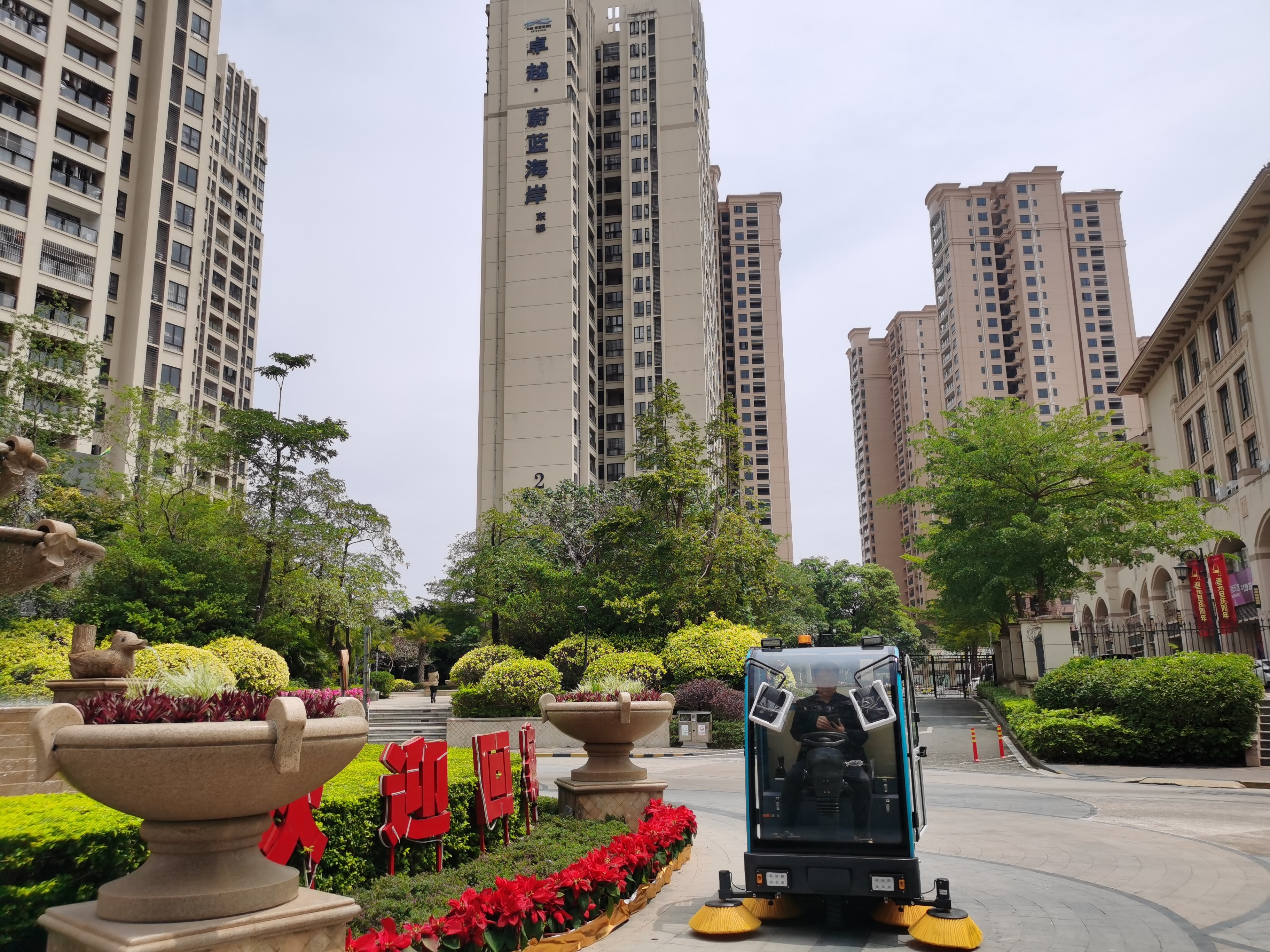 潔臣士掃地車：以機械作業(yè)替代人工，實現(xiàn)高效率清潔